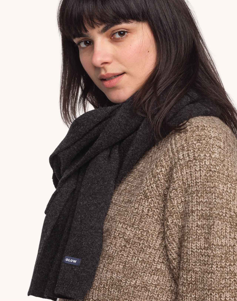 Bonnet Horn Noir Carbone en laine mérinos extra-fine – OLOW