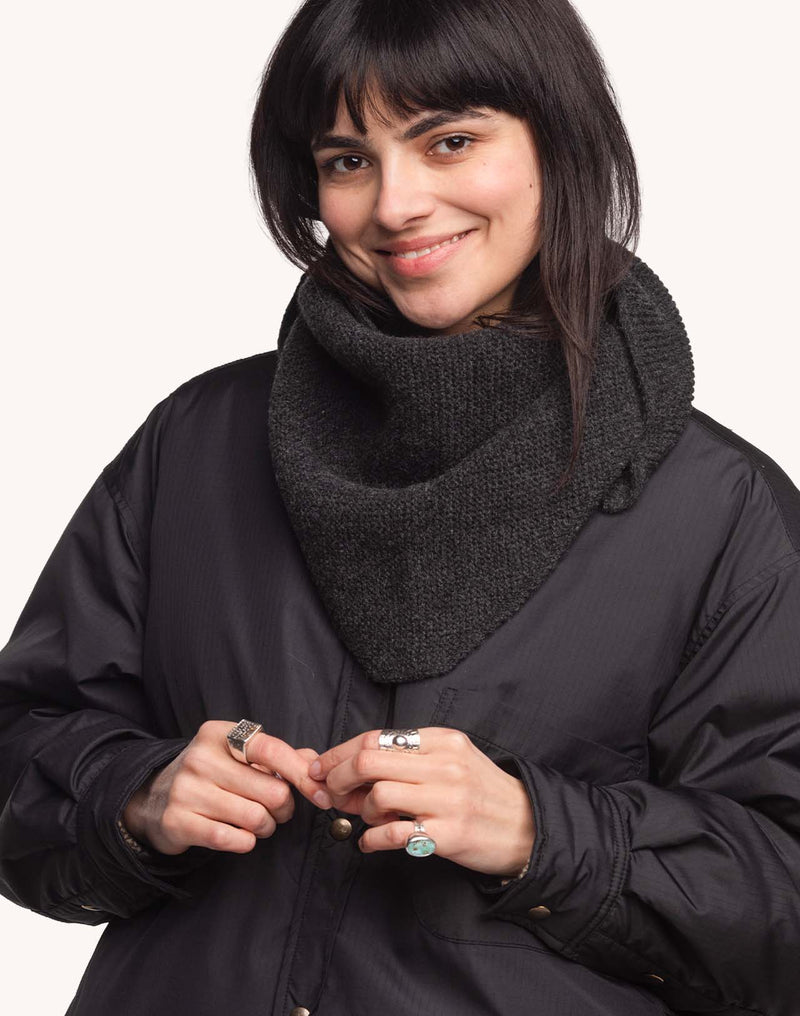 Écharpe Kolmio Noir Chiné en laine mérinos extra-fine – OLOW