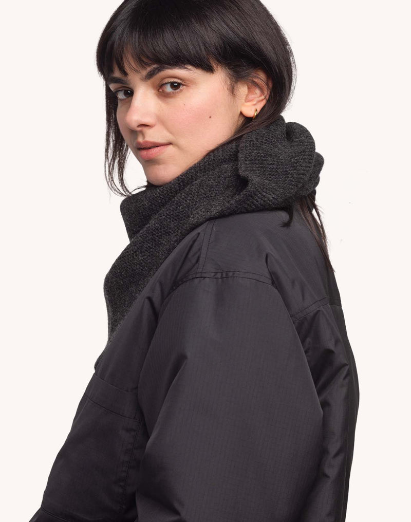 Écharpe Kolmio Noir Chiné en laine mérinos extra-fine – OLOW