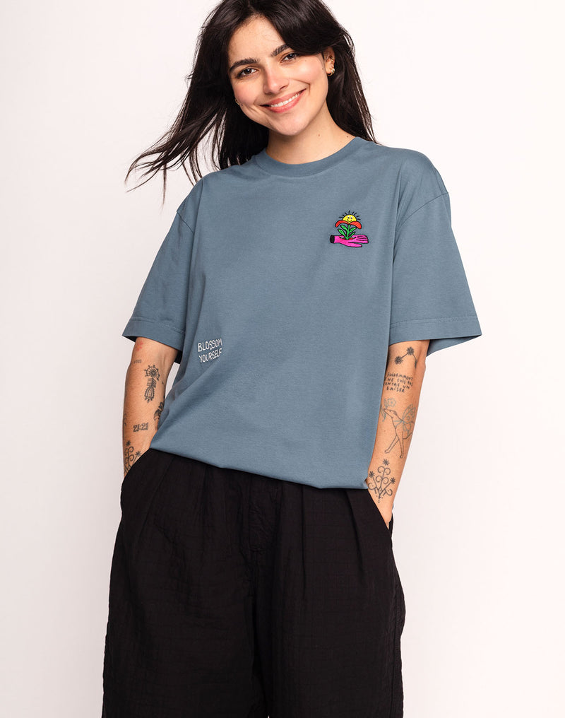 T-Shirt Blossom Yourself Bleu Acier en coton bio GOTS – OLOW