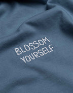 T-Shirt Blossom Yourself Bleu Acier en coton bio GOTS – OLOW